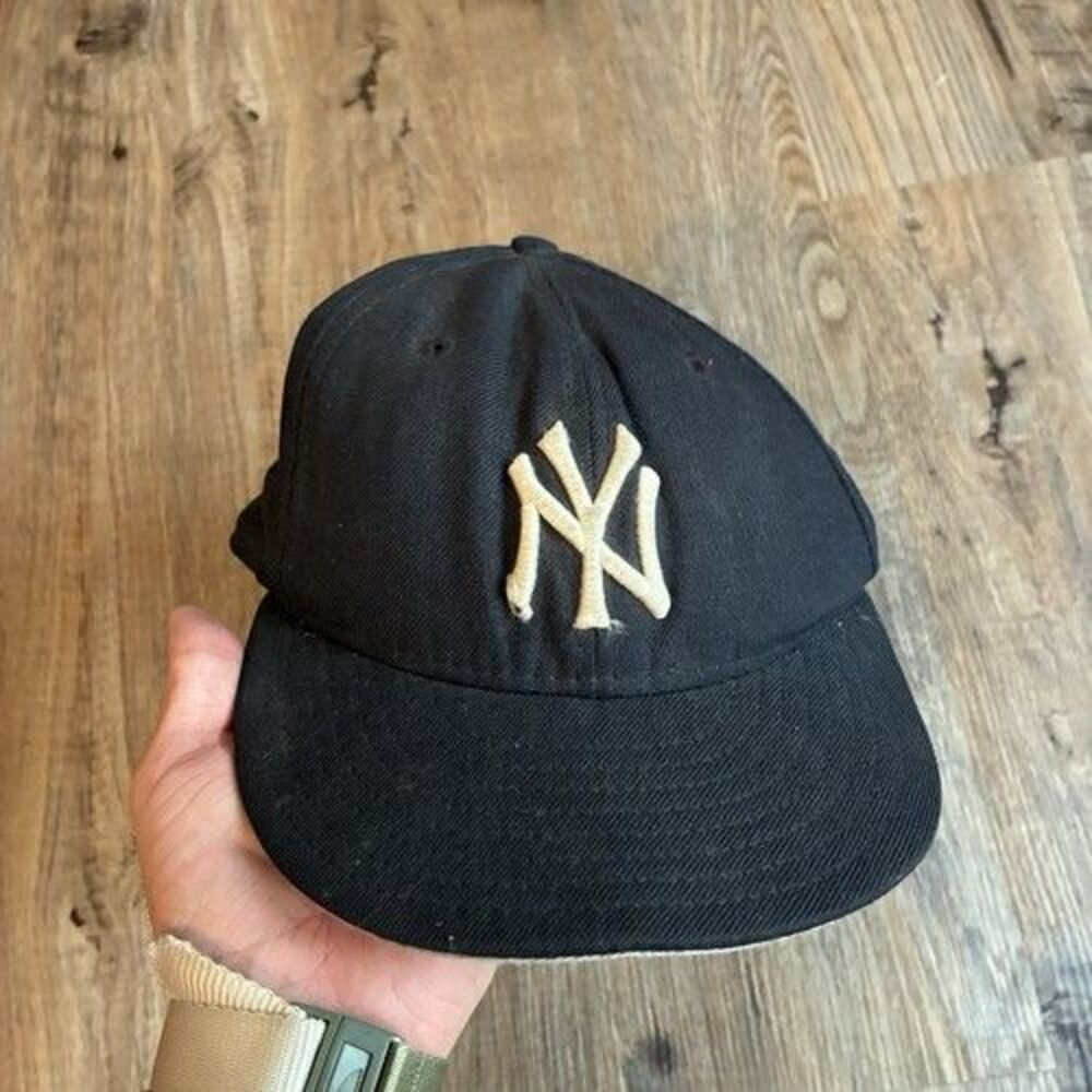VTG New Era 59FIFTY Yankees MLB Fitted 100% Wool Cap Size 7 1/4 Made in USA